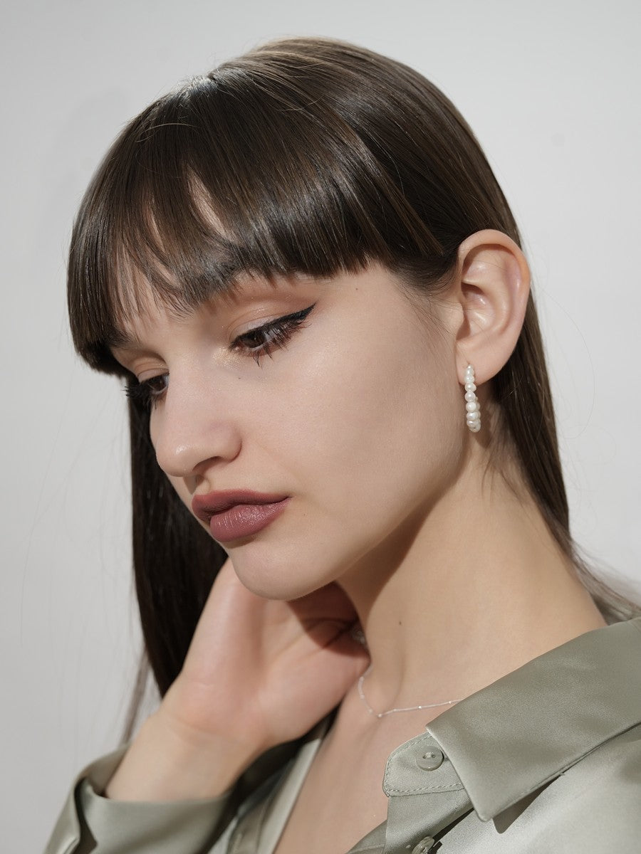 Minimalistický strieborný náhrdelník so striebornými korálkami tenký detail 2