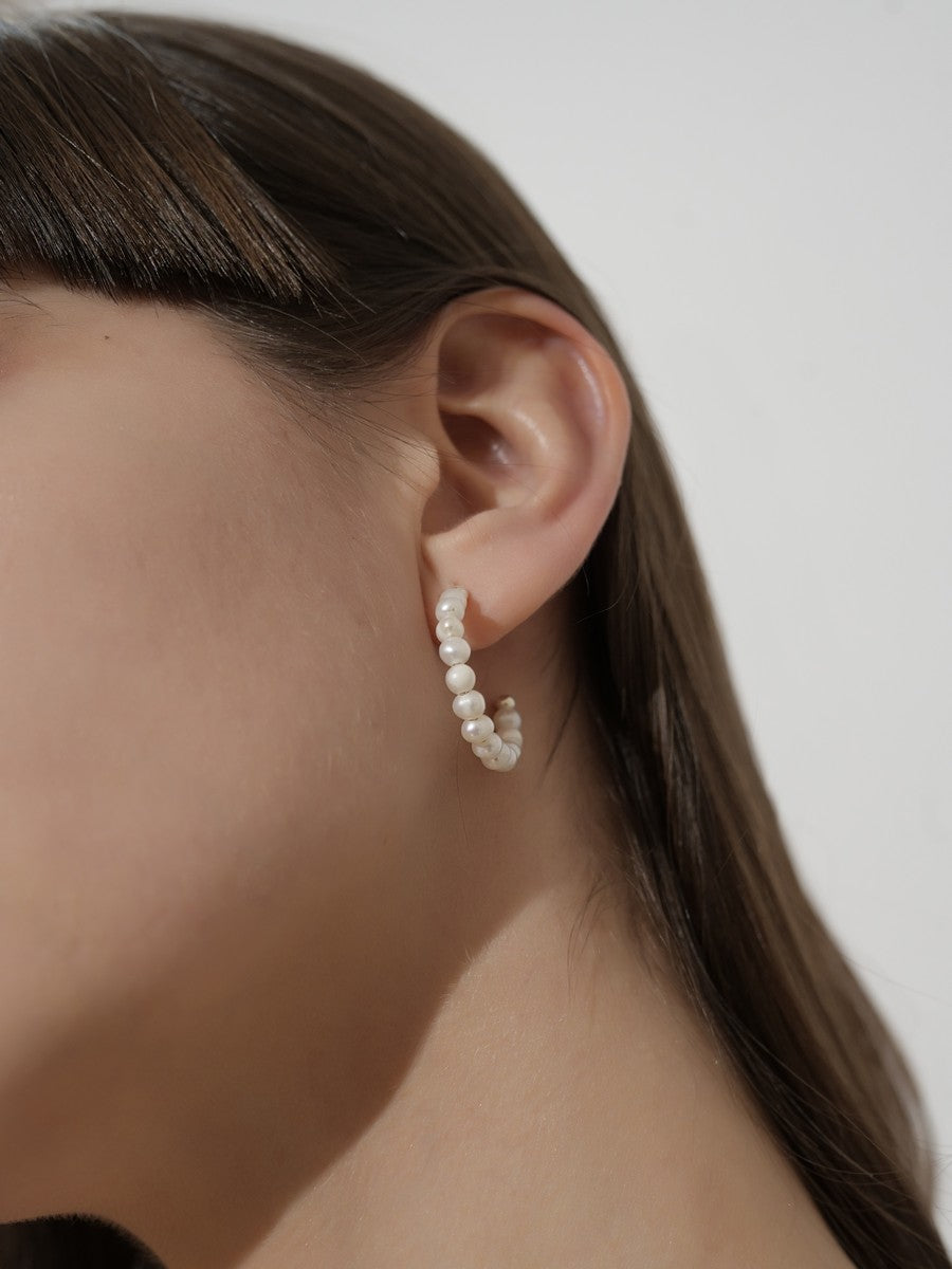 Okrúhle 925 strieborné náušnice zdobené perlami detail na uchu