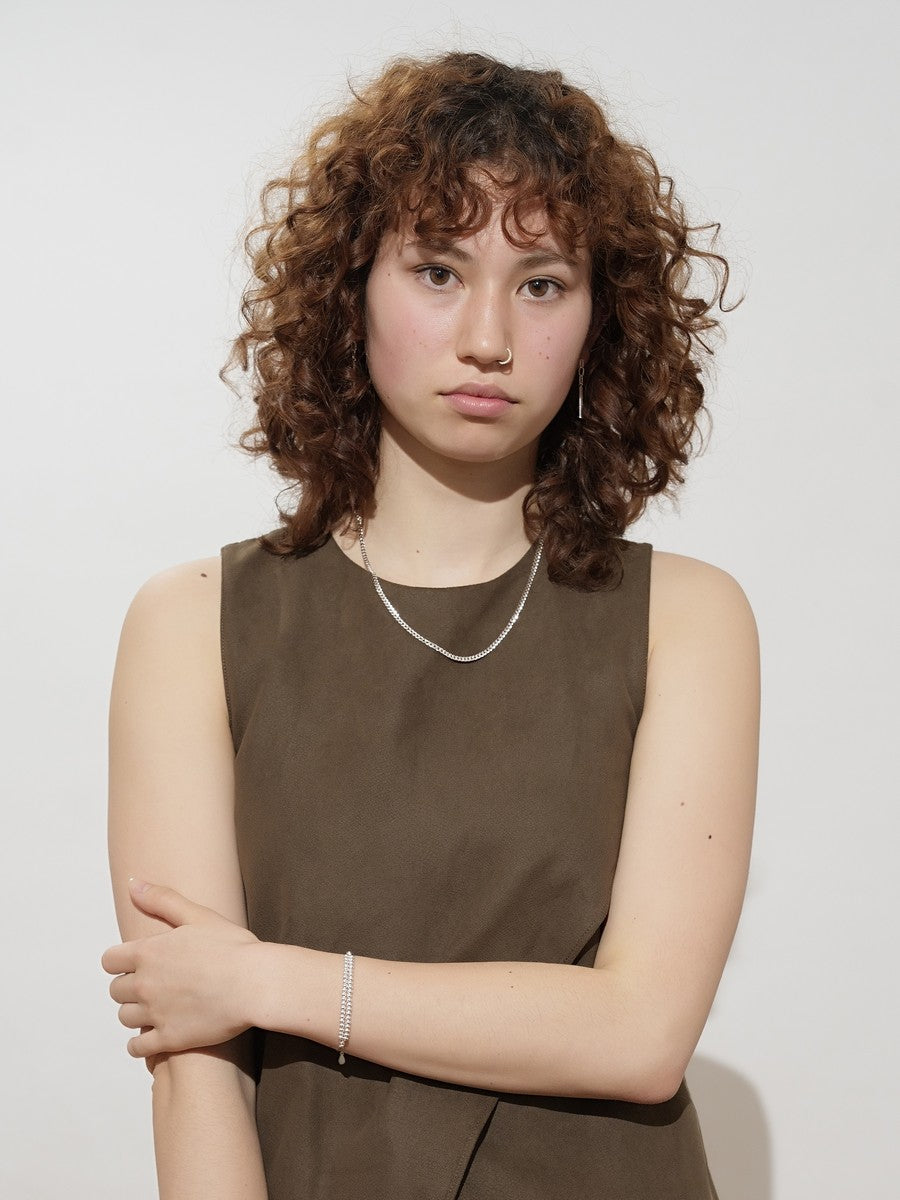 Strieborná retiazka v štýle Miami Cuban tenká detail z diaľky