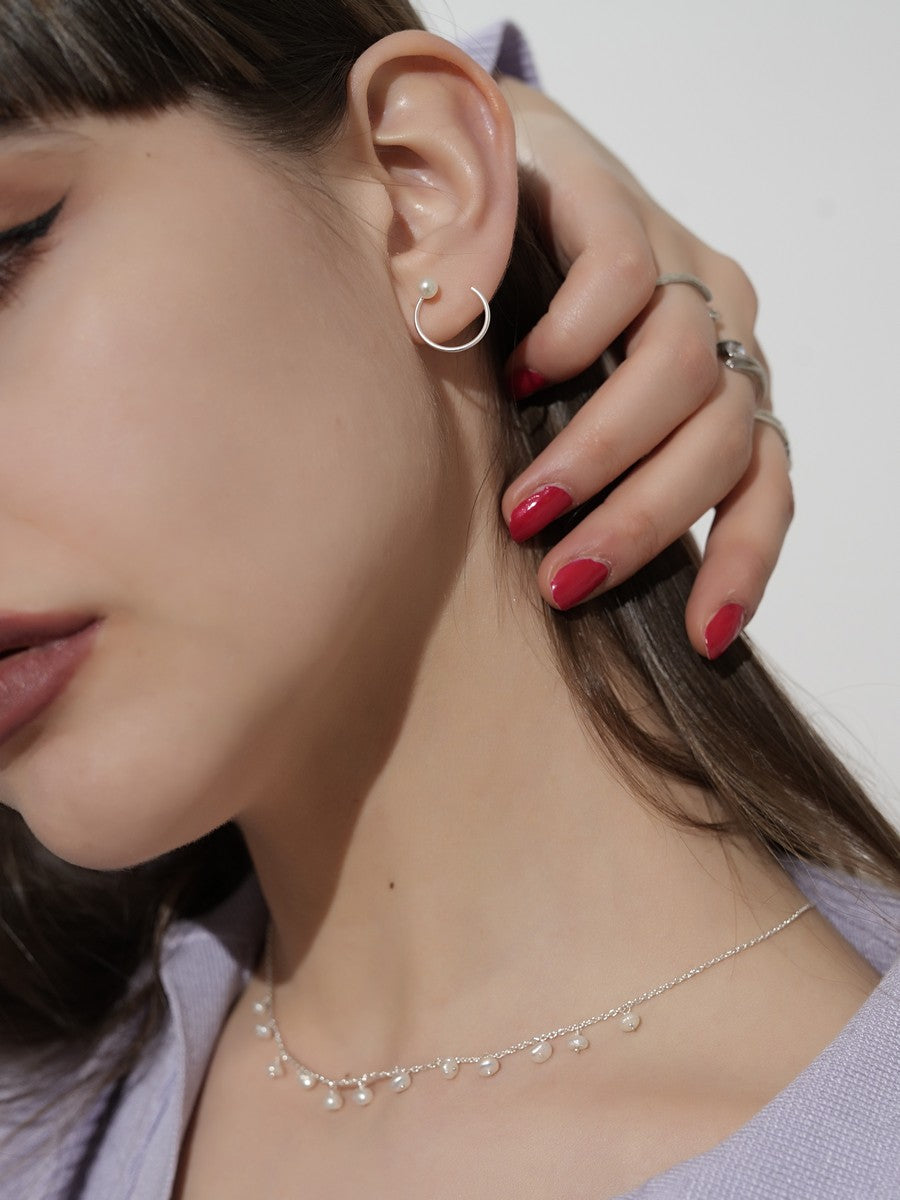 Strieborný náhrdelník zdobený pravými sladkovodnými perlami detail na krku 2