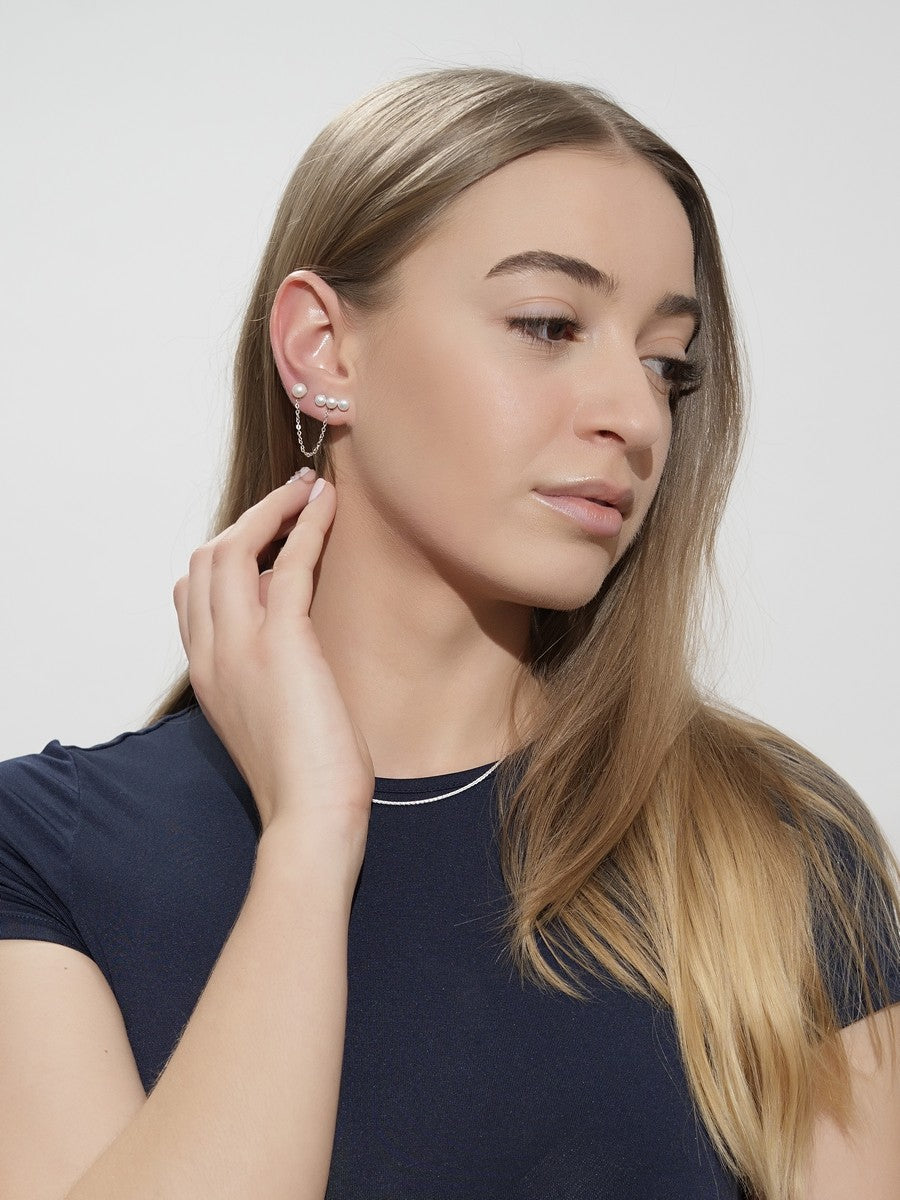 Perlové náušnice so striebornou retiazkou 925 detail na modelke