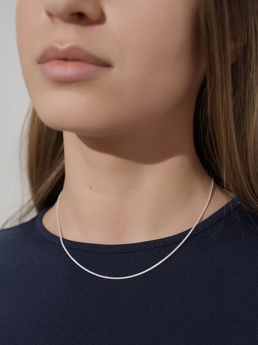 Strieborná retiazka so zapínaním na krku