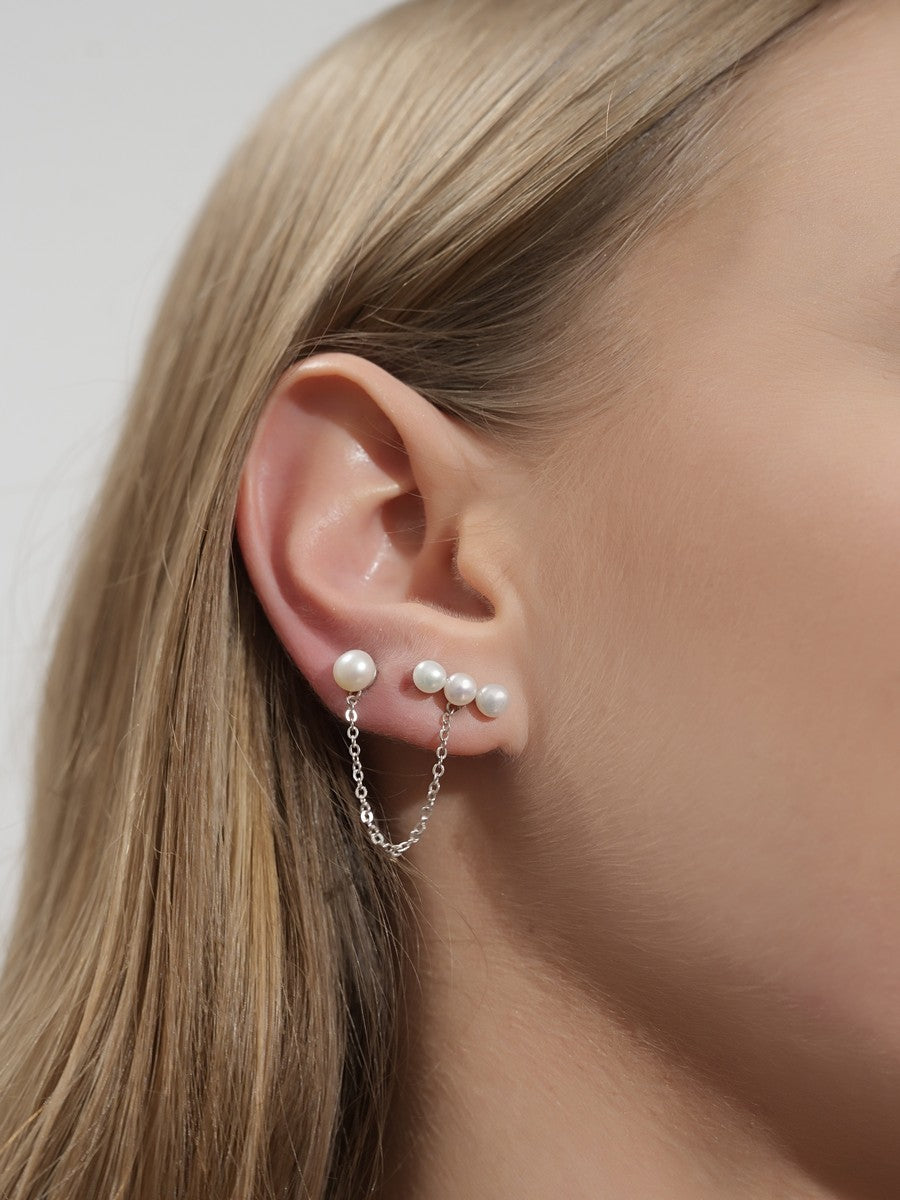 Perlové náušnice so striebornou retiazkou 925 detail na uchu