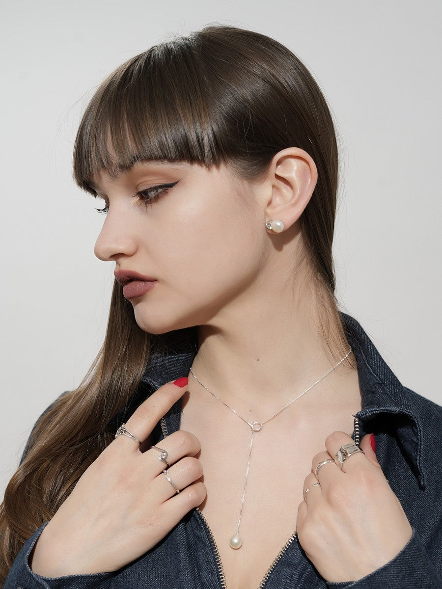 tenký strieborný náhrdelník so sladkovodnou perlou na modelke