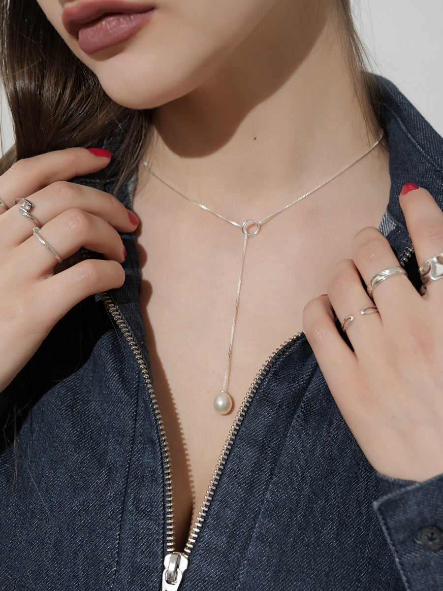 tenký strieborný náhrdelník so sladkovodnou perlou na krku 925