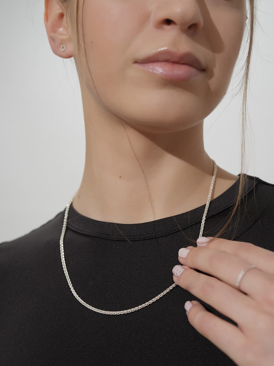 Strieborná preplietaná retiazka so zapínaním vyrobená z 925 striebra v Taliansku na krku