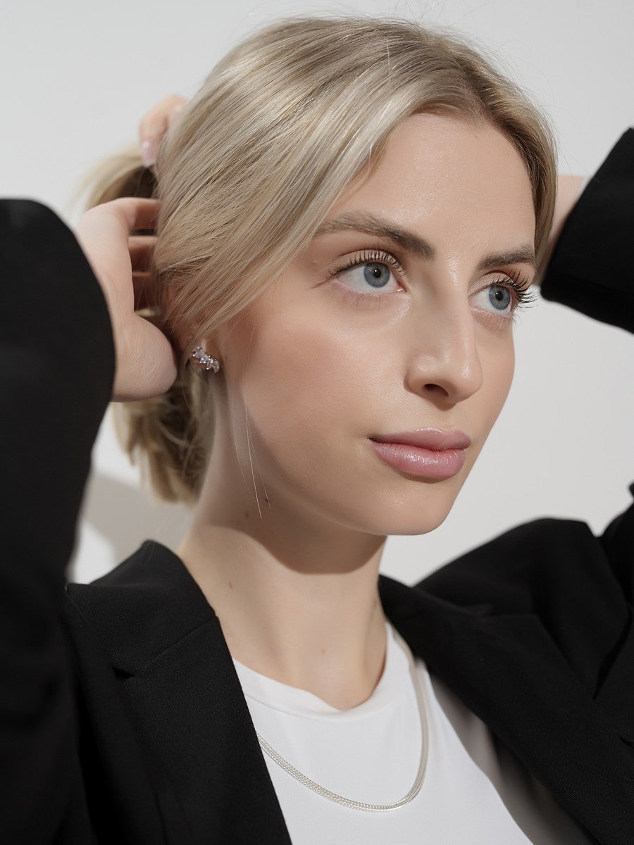 Strieborná retiazka so zapínaním. 925 Striebro detail na modelke