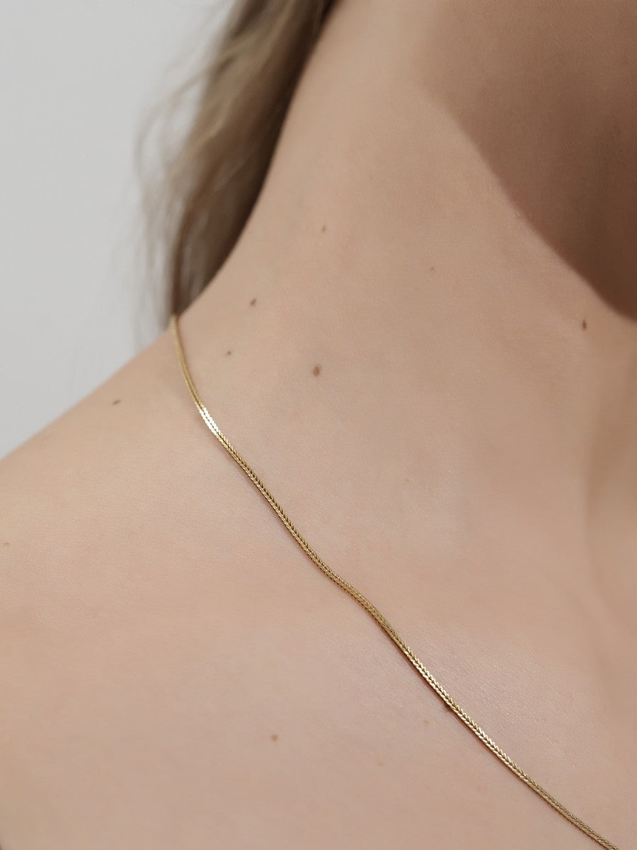 Tenká strieborná retiazka pozlátená detail na krku