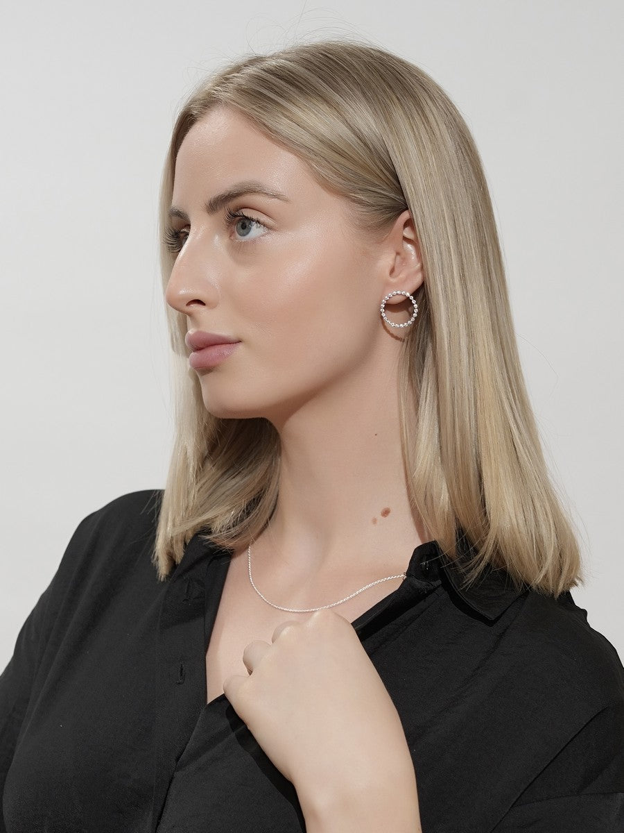 Okruhlé strieborné náušnice zdobené zirkónmi elegantné hoops